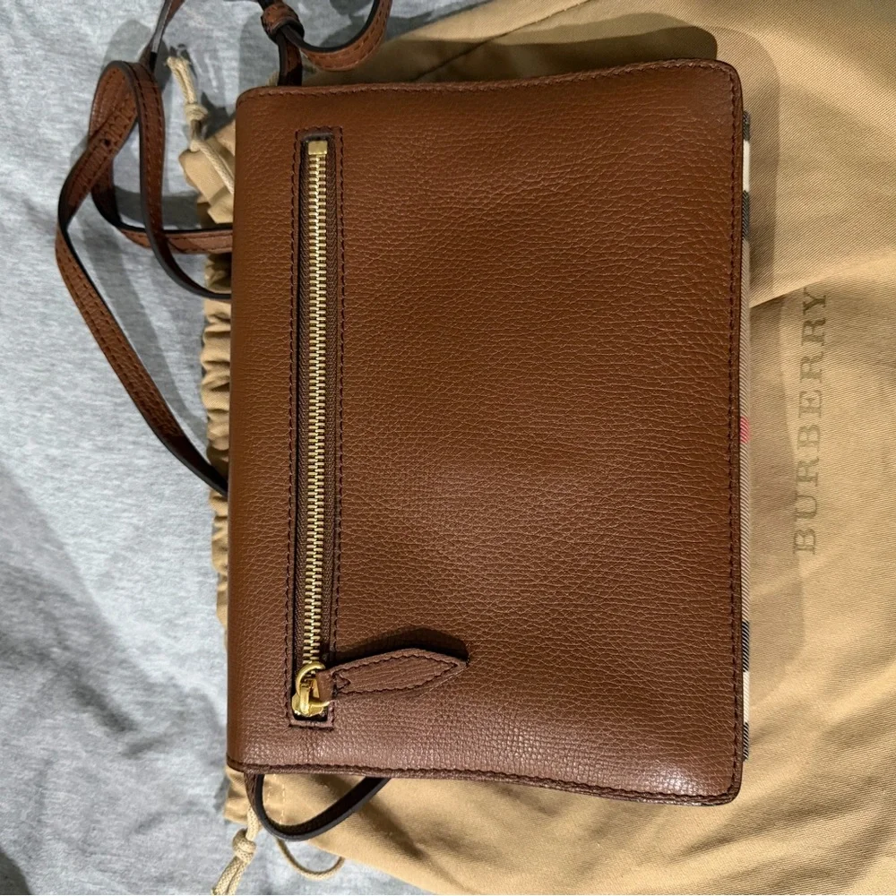 Burberry Macken Leather Crossbody Bag - Picture 4 of 7